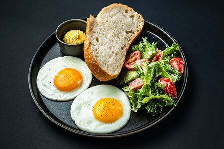 Глазунья из двух яиц с помидорами и зеленью