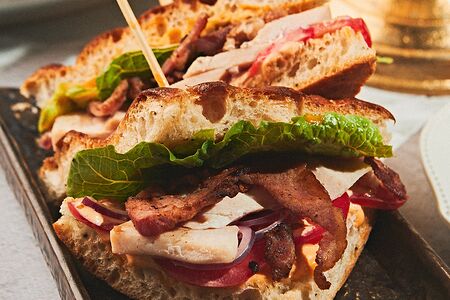 Клаб сэндвич с куриной грудкой и соусом карри