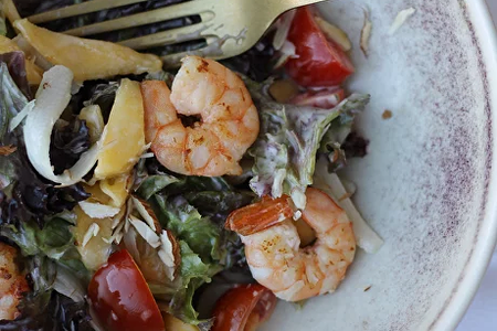 Салат с тигровыми креветками и тайским манго