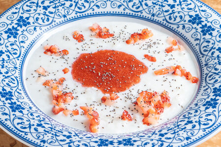 Рисовая каша с чиа и клубникой