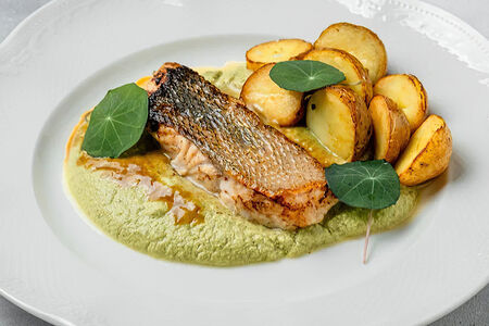 Судак, жареный картофель, пюре из цукини с фисташкой