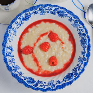 Каша рисовая с малиной на кокосовом молоке