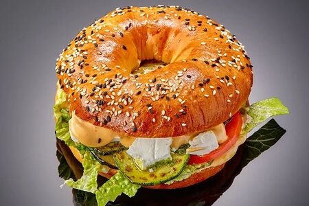 Бейгл с овощами гриль