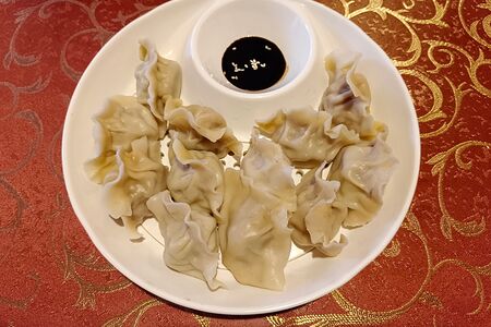 Варёные пельмени со свининой 