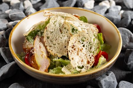 Дейли Цезарь с куриным бедром гриль