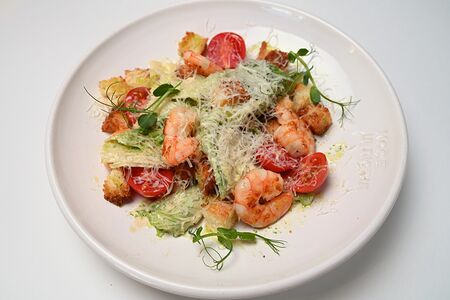 Салат Цезарь с креветками, черри и пармезаном