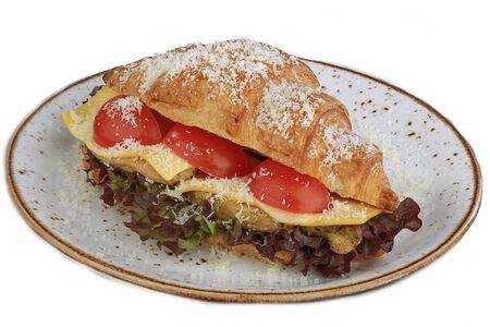 Круассан с курицей гриль и томатами