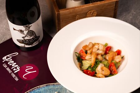 Салат с креветками, томатом и медово-горчичной заправкой