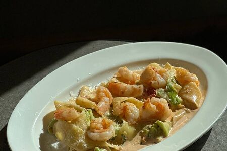 Паста с цукини, тигровыми креветками и маслом чили