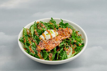 Салат зеленый с лососем и яйцом пашот