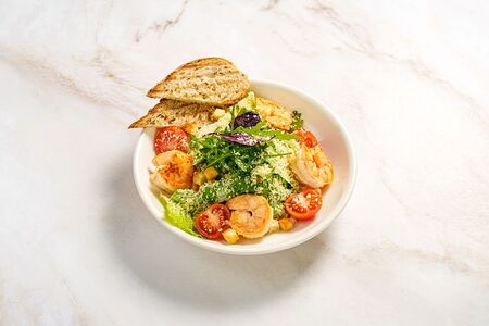 Салат Цезарь с креветками