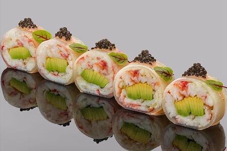 Ролл сашими из камчатского краба с черной икрой и авокадо в остром соусе