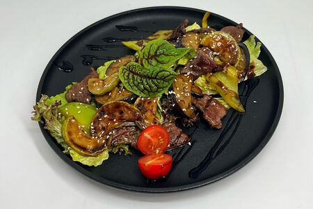 Теплый салат с говядиной