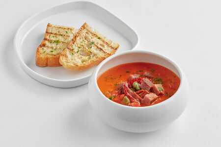 Пряный томатный суп с телячьими щечками