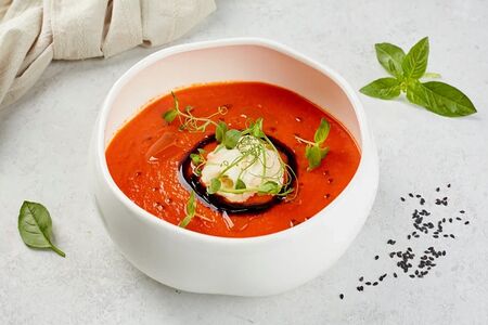 Томатный суп с базиликом и страчателлой