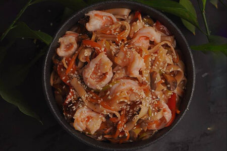 Вок с овощами и креветками