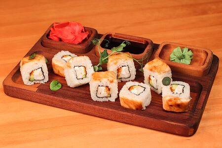 Опалённый ролл с креветкой и лососем