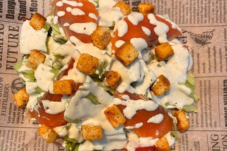 Салат Цезарь с красной рыбой