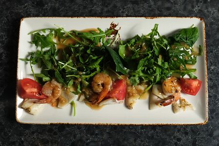  Жаренные на гриле креветки и кальмары