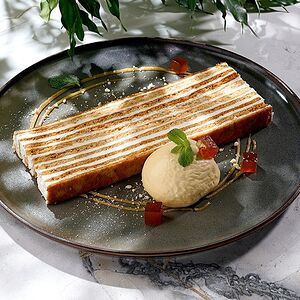 Медовый торт со сметанным кремом и абрикосовым мармеладом