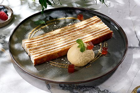 Медовый торт со сметанным кремом и абрикосовым мармеладом