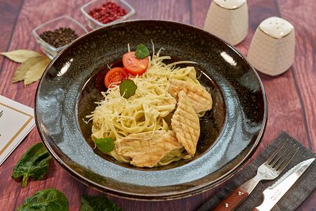 Фетучини с цыпленком и пюре из зеленого горошка