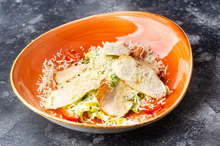 Салат Цезарь с курицей