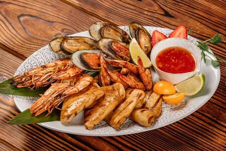 Ассорти морепродуктов на гриле