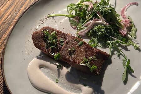 Медальоны из говяжьего языка с муссом из хрена 