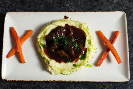 Томленые говяжьи щёчки в соусе из красного вина