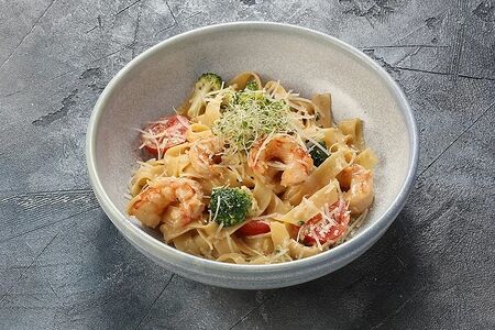 Фетучини с креветками и брокколи