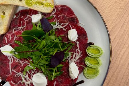 Карпаччо из телятины с чиабаттой и кремом-чиз 