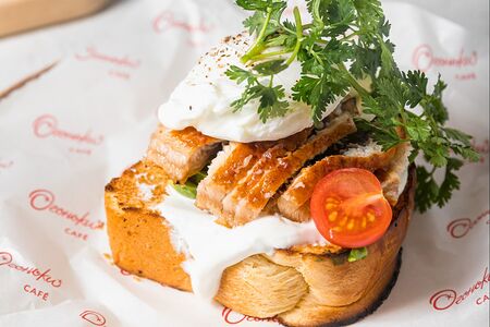 Бриошь с угрем и авокадо