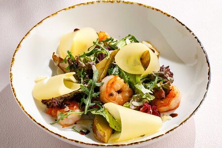 Салат с печеной грушей и креветками