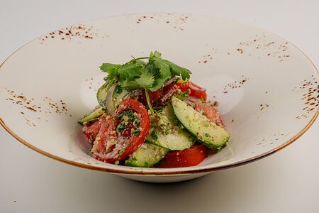 Овощной салат с грецкими орехами по-грузински