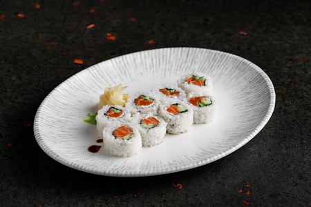 Ролл с лососем