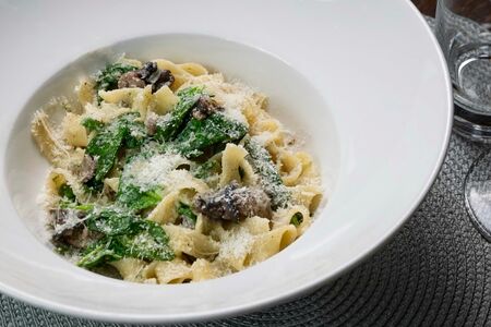 Фетучини с улитками, шпинатом и пармезаном