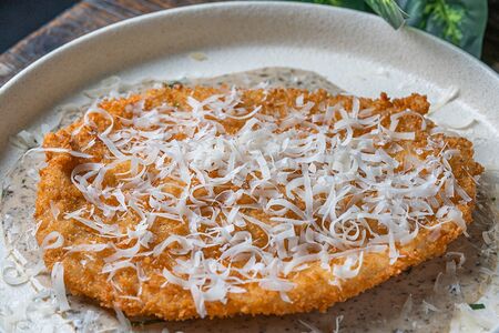 Куриный шницель с сырно-трюфельным соусом и сыром пармезан