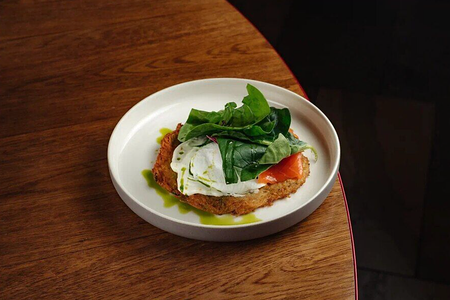 Драник с лососем и яйцом пашот