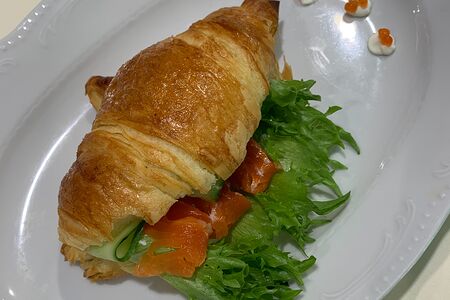 Круассан с лососем, авокадо и творожным сыром