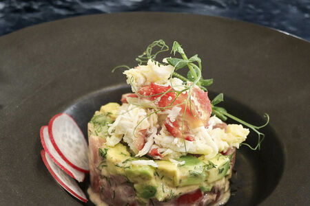 Салат с камчатским крабом, томатами и авокадо