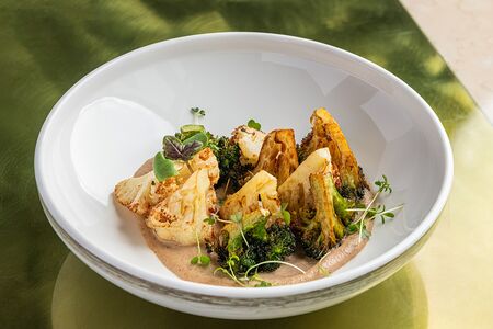 Брокколи и цветная капуста в ореховом соусе