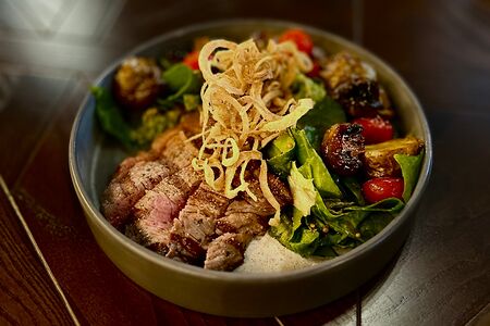 Салат с телятиной, картофелем бэйби, шампиньонами и луком фри