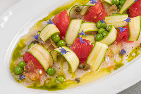 Крудо из дорадо с томатами, молодым зеленым горошком и маслом черной смородины