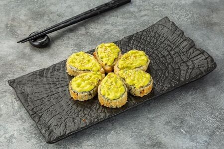 Ролл темпура краб с креветкой и соусом гуакамоле