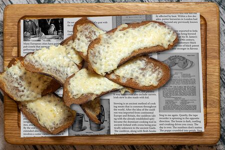 Гренки, запеченные с пармезаном