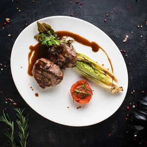 Медальоны из говядины с жареным роменом