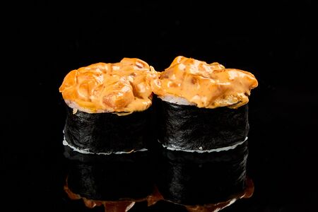 Острый ролл с лососем