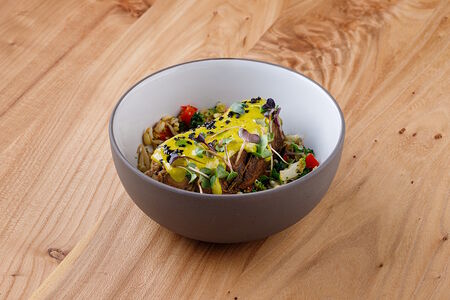 Запеченное бедро индейки с овощами и соусом чимичури