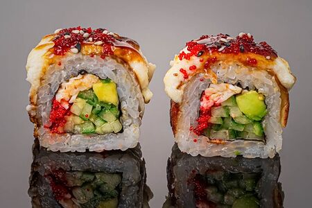 Запечённый лонг-ролл Яки Унаги с Угрём и Камчатским крабом